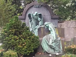 Foto von fünf Kreuzen auf einem Friedhof