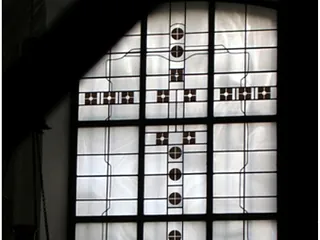 Bild eines Kirchenfensters, schwarz-weiß