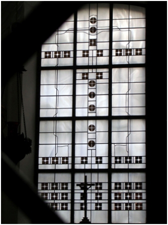 Bild eines Kirchenfensters, schwarz-weiß
